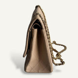 Bolsa Chanel 2.55 Reissue Bege com Ferragens Douradas