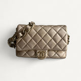 Bolsa Chanel Metallic Lambskin Lacquered Quilted Small Flap Gold