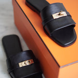 Sandália Hermès Giulia Lambskin com Fivela Kelly Permabrass Preta