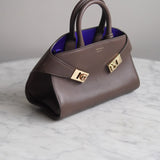Bolsa Ferragamo Hug Bicolor XS Couro Calfskin Marrom com Ferragens Gold