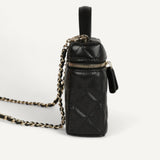 Bolsa Chanel Vanity Case em Couro Matelassê Preta com Ferragens Douradas