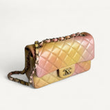 Bolsa Chanel Classic Flap Couro Matelassê com Ferragens Douradas