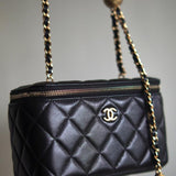 Bolsa Chanel Vanity Case Matelassê com Ferragens Douradas