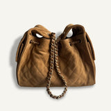 Bolsa Chanel 25 Small em Suede Caramelo com Ferragens Douradas