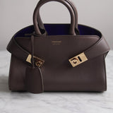 Bolsa Ferragamo Hug Bicolor XS Couro Calfskin Marrom com Ferragens Gold