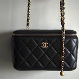 Bolsa Chanel Vanity Case Matelassê com Ferragens Douradas