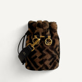 Bolsa Fendi Bucket Mon Tresor Mini com Pelos e Estampa Zucca