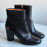 Bota Chanel CC Em Couro Preto