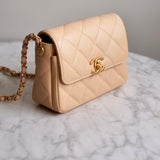 Bolsa Chanel Single Flap Caviar Bege Small com Gold Hardware
