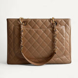 Bolsa Chanel Shopper Nude com Ferragens Douradas