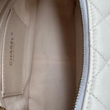 Bolsa Chanel Hobo Maxi com Ferragens Douradas