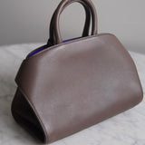 Bolsa Ferragamo Hug Bicolor XS Couro Calfskin Marrom com Ferragens Gold