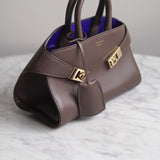 Bolsa Ferragamo Hug Bicolor XS Couro Calfskin Marrom com Ferragens Gold