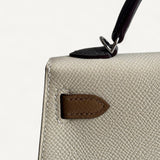 Bolsa Hermès Mini Kelly Epsom Tricolor Nata/ Chai / Gris Meyer com Ferragens Palladium