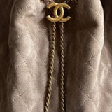 Bolsa Chanel 25 Large Suede Bege com Ferragens Douradas