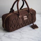Bolsa Miu Miu Arcadie Camurça Marrom Pequena