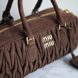 Bolsa Miu Miu Arcadie Camurça Marrom Pequena