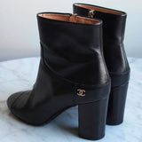 Bota Chanel CC Em Couro Preto