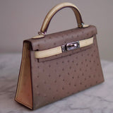 Bolsa Hermès Mini Kelly Ostrich Bicolor Gris Asphalt & Vanilla com Ferragens Palladium