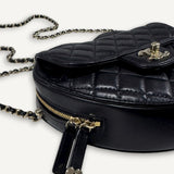 Bolsa Chanel Heart Lambskin CC In Love Preta com Ferragens Douradas