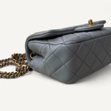 Bolsa Chanel Classic Flap Mini Cinza com Ferragens Douradas