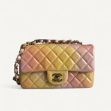 Bolsa Chanel Classic Flap Couro Matelassê com Ferragens Douradas