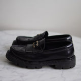 Mocassim Celine Margaret com Triomphe Preto com Ferragens Douradas