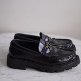 Mocassim Celine Margaret com Triomphe Preto com Ferragens Douradas