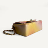 Bolsa Chanel Classic Flap Couro Matelassê com Ferragens Douradas