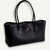 Bolsa Chanel Tote Executive SS26 Preta com Ferragens Douradas