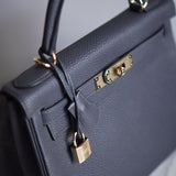 Bolsa Hermès Kelly 28 Togo Gris Misty com Ferragens Gold