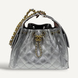 Bolsa Chanel 25 Pequena Prateada com ferragens Douradas