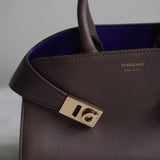 Bolsa Ferragamo Hug Bicolor XS Couro Calfskin Marrom com Ferragens Gold