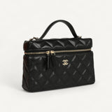 Bolsa Chanel Vanity Case em Couro Matelassê Preta com Ferragens Douradas