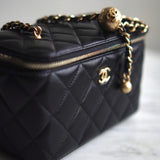 Bolsa Chanel Vanity Case Matelassê com Ferragens Douradas