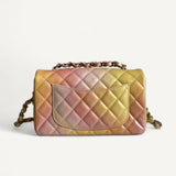 Bolsa Chanel Classic Flap Couro Matelassê com Ferragens Douradas