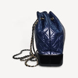 Mochila Chanel Gabrielle Aged Calfskin Preta com Azul