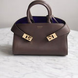 Bolsa Ferragamo Hug Bicolor XS Couro Calfskin Marrom com Ferragens Gold