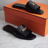Sandália Hermès Giulia Lambskin com Fivela Kelly Permabrass Preta