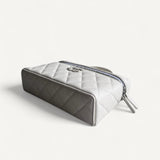 Bolsa Chanel Vanity Case em Couro Matelassê Branca com Ferragens Prateadas