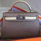 Bolsa Hermès Mini Kelly Ostrich Bicolor Gris Asphalt & Vanilla com Ferragens Palladium