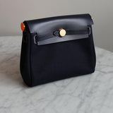 Bolsa Hermès Herbag Mini Bleu Indigo com Ferragens Douradas