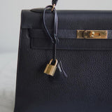 Bolsa Hermès Kelly 32 Taurillon Noir com Ferragens Gold