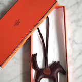 Charm Rodéo Hermès PM Touch com Cela em Couro de Crocodilo Agneau Milo | Alli Missi Mat