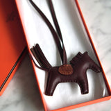 Charm Rodéo Hermès PM Touch com Cela em Couro de Crocodilo Agneau Milo | Alli Missi Mat