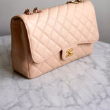 Bolsa Chanel Double Flap Caviar Jumbo Nude com Gold Hardware