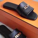 Sandália Hermès Giulia Lambskin com Fivela Kelly Permabrass Preta