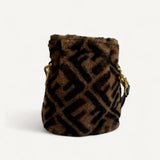 Bolsa Fendi Bucket Mon Tresor Mini com Pelos e Estampa Zucca