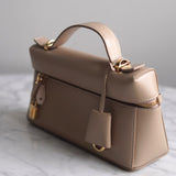 Bolsa Loro Piana Extra Bag L23 em Couro Calfskin Bege com Ferragens Douradas