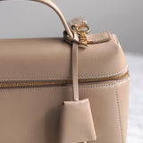 Bolsa Loro Piana Extra Bag L23 em Couro Calfskin Bege com Ferragens Douradas